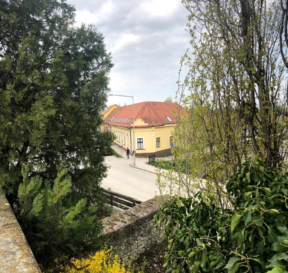 Varalja Vendeghaz Tata Exterior photo