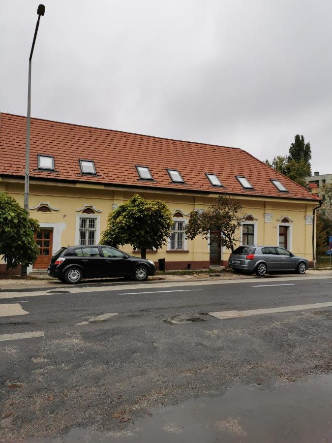 Varalja Vendeghaz Tata Exterior photo