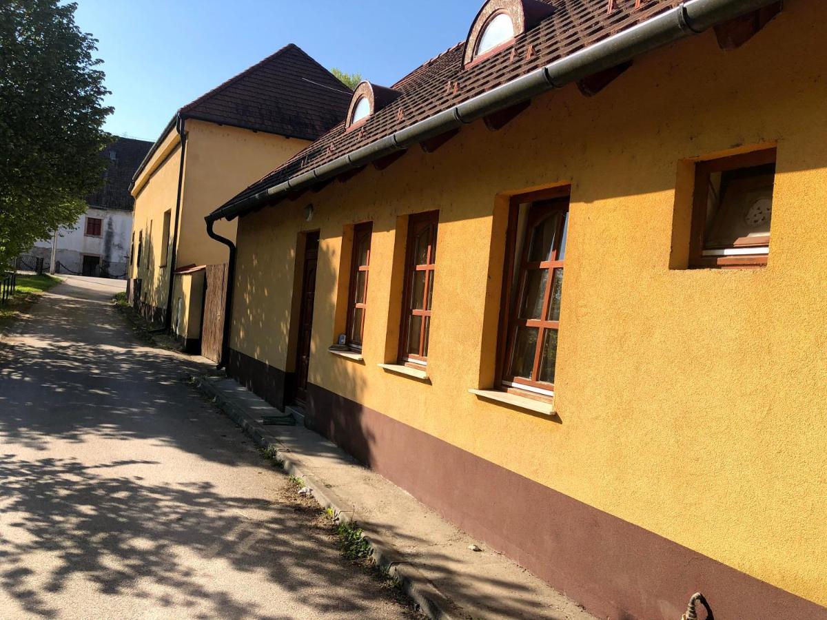 Varalja Vendeghaz Tata Exterior photo