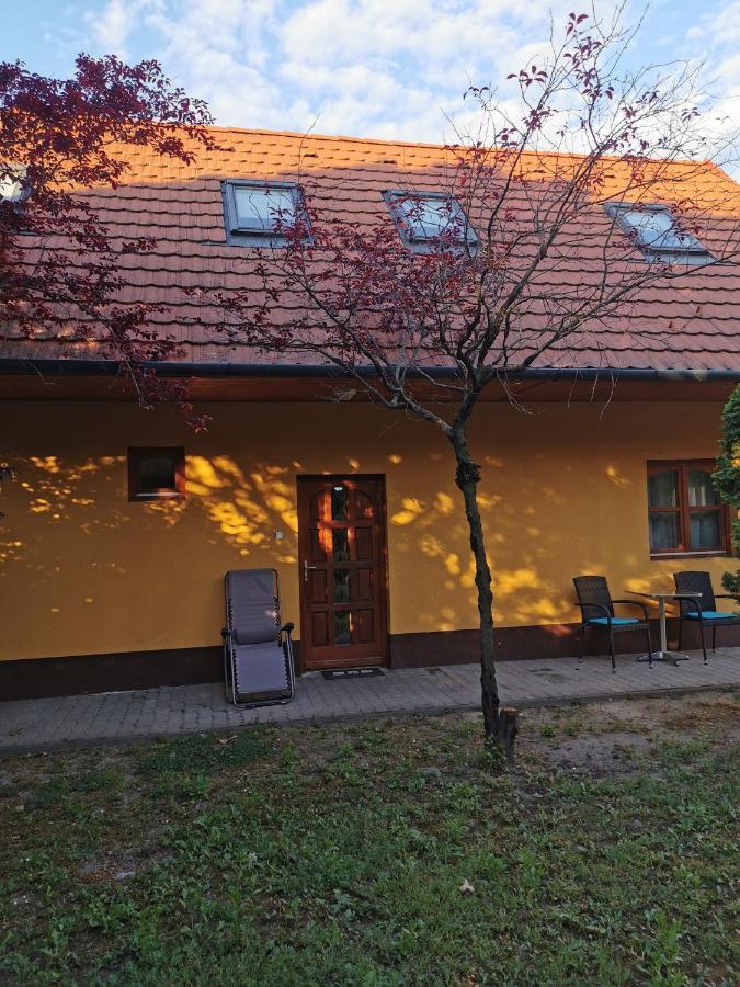 Varalja Vendeghaz Tata Exterior photo